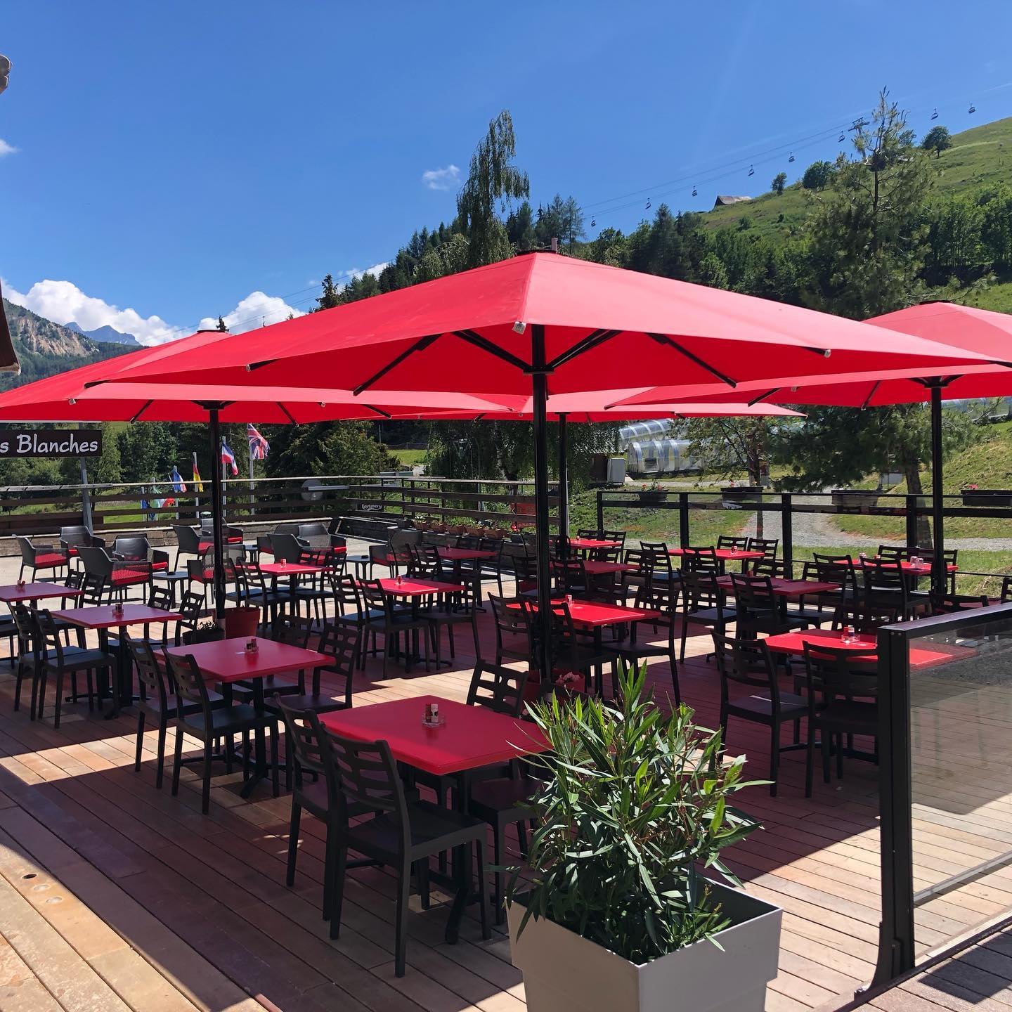 Terrasse des Roches Blanches en été, vue sur les pistes